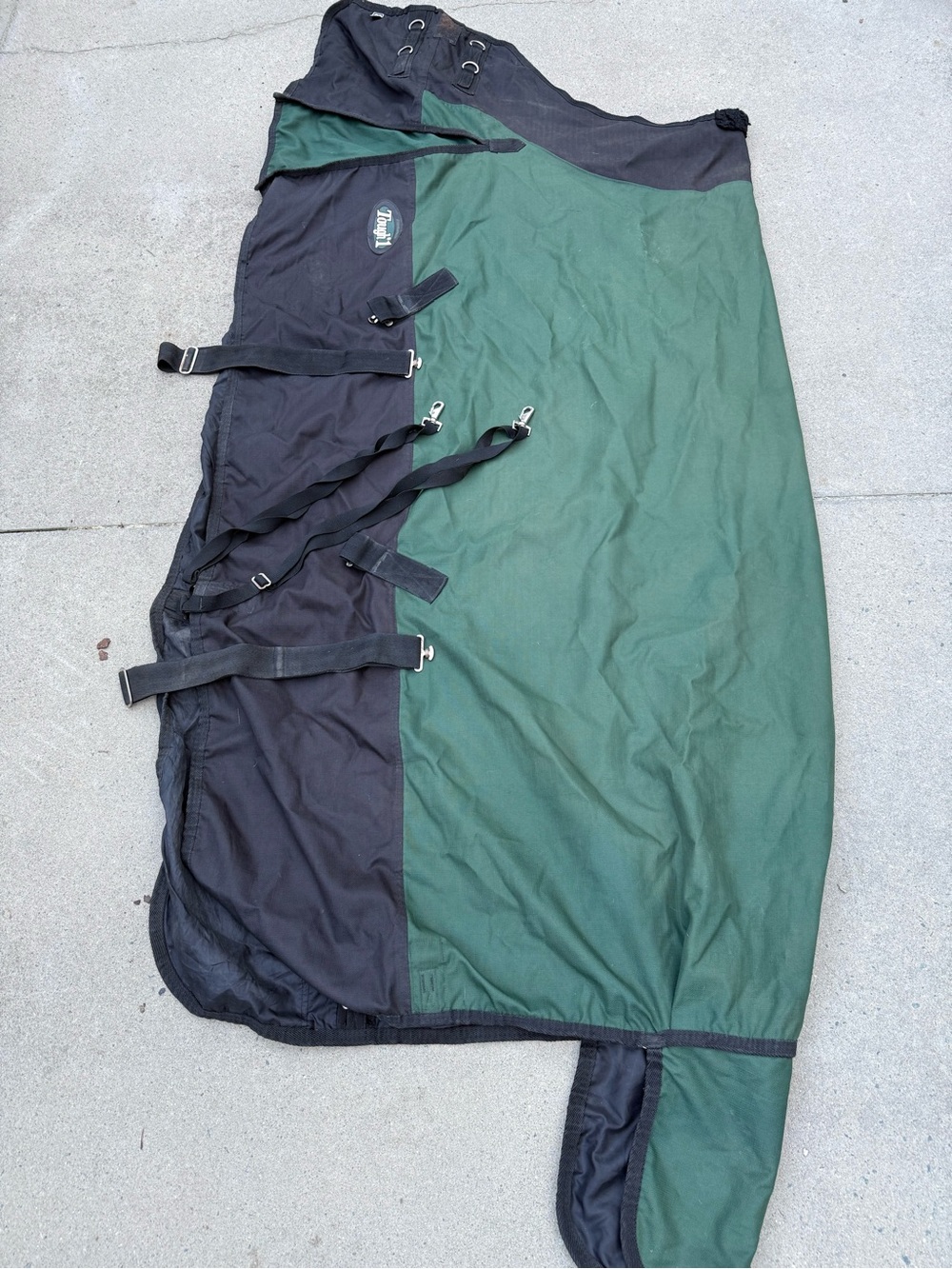 Tough 1 Turnout mid weight horse size 81 Green & Black blanket w/ leg straps